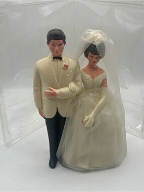 Classic Ivory Bride and Groom Cake Topper - Elegant Wedding Figurine